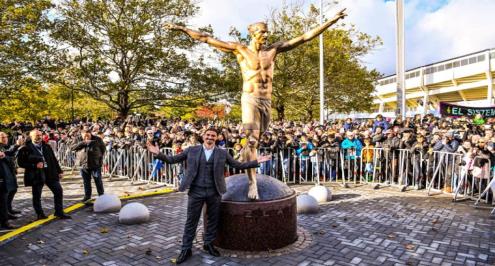 إبراهيموفيتش يزيح الستار عن تمثاله في مدينة مالمو